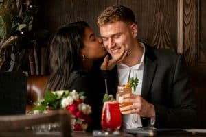 mloda-kobieta-ma-bukiet-roz-od-swojego-chlopaka